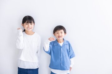 歯ブラシを持って笑顔を見せる子どもたち
