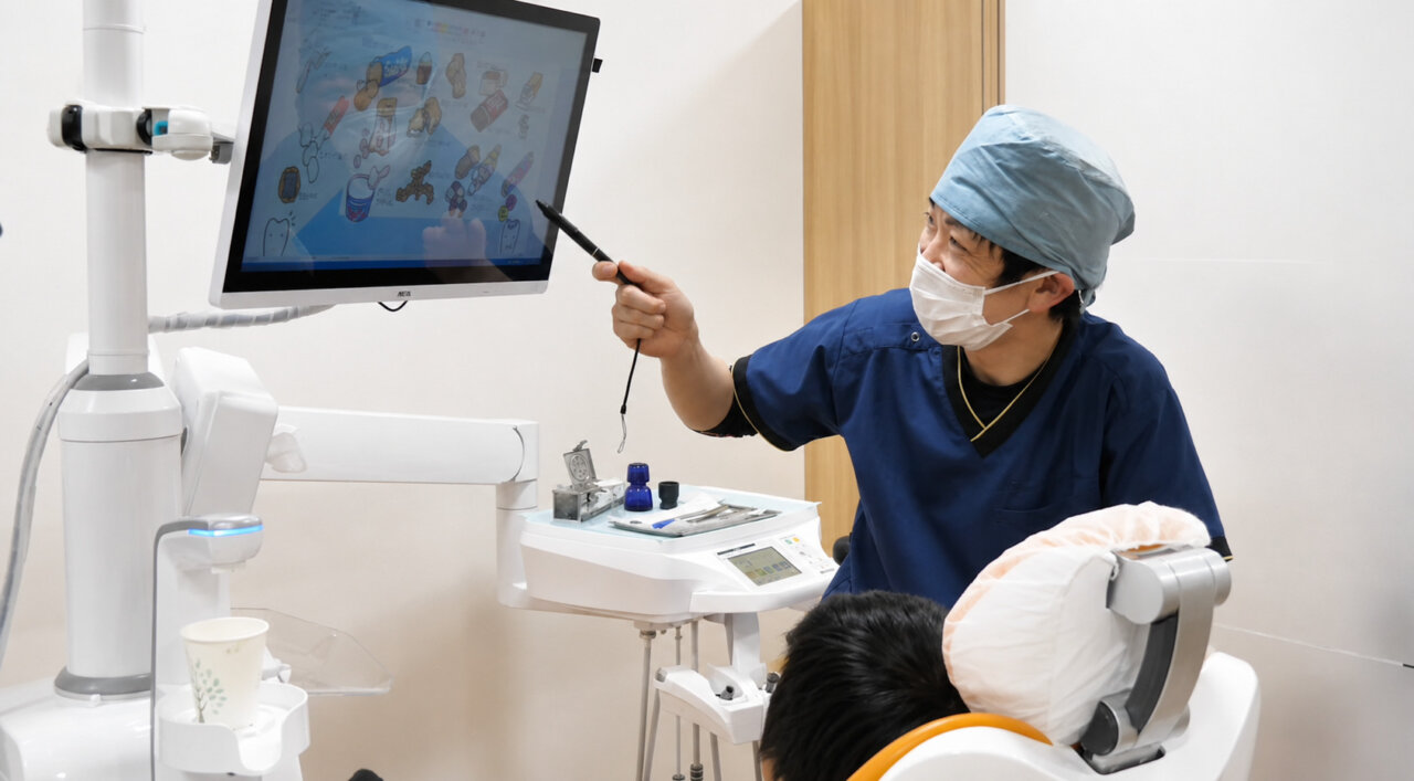 モニターを使ってお子さまにわかりやすく説明する歯科医師