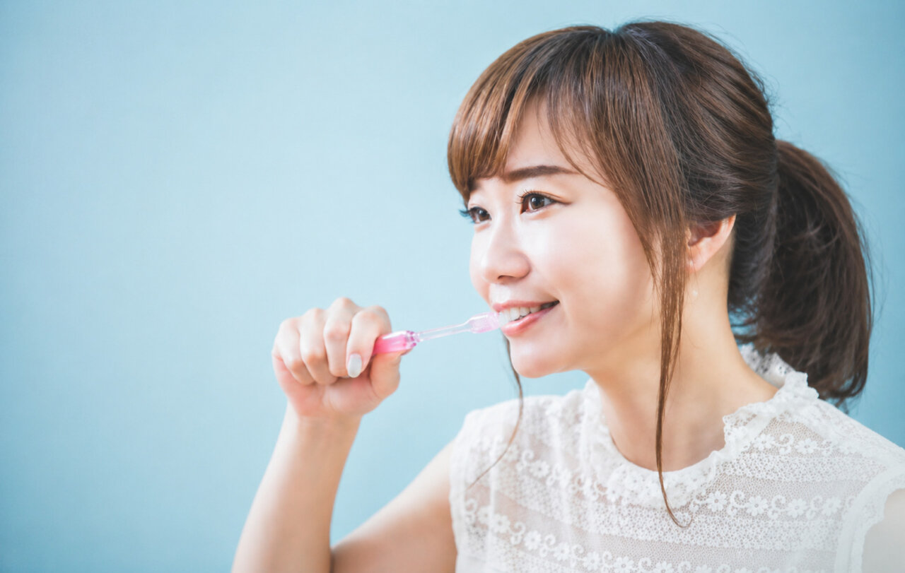 毎日のセルフケアとして歯磨きをする女性のイメージ